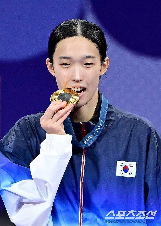 대한민국 김유진이 9일(한국시각) 프랑스 파리 그랑팔레에서 열린 파리올림픽 태권도 57kg급 결승전에서 키야니찬데(이란)와 맞붙어 2대0으로 승리하며 금메달을 땄다. 김유진이 금메달을 입에 물고 있다. 파리(프랑스)=정재근 기자 cjg@sportschosun.com/2024.8.9/