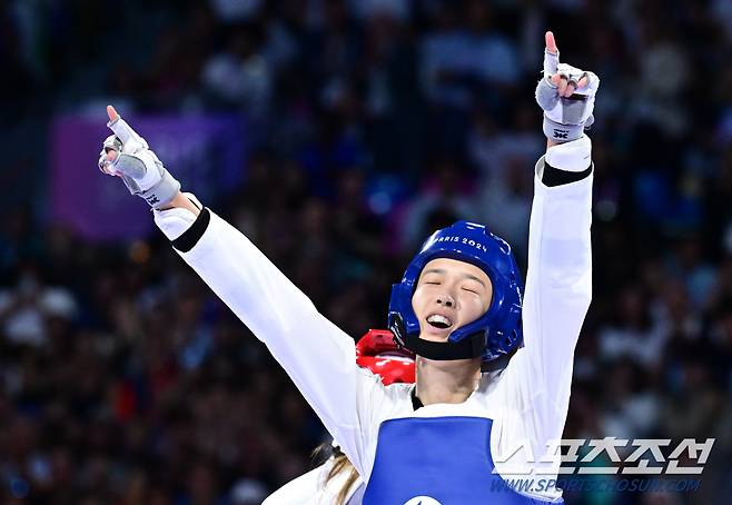 대한민국 김유진이 9일(한국시각) 프랑스 파리 그랑팔레에서 열린 파리올림픽 태권도 57kg급 결승전에서 키야니찬데(이란)와 맞붙어 2대0으로 승리하며 금메달을 땄다. 김유진이 환호하고 있다. 파리(프랑스)=정재근 기자 cjg@sportschosun.com/2024.8.9/