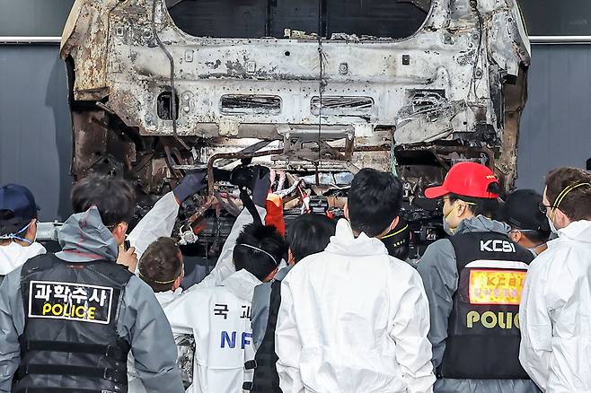 국립과학수사연구원과 인천경찰청 과학수사대 조사관들이 지난 8일 오전 인천 서구의 한 정비소에서 지난 1일 청라 아파트 지하주차장에서 화재로 전소된 전기차에 대한 2차 합동감식을 실시하고 있다. 이날 합동감식이 진행된 정비소에는 벤츠 측 관계자들도 찾아와 감식을 참관했다./뉴스1