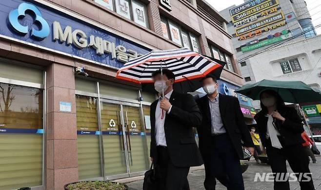 새마을금고 중앙회 관계자들이 4월 3일 양문석 더불어민주당 경기 안산갑 후보 자녀의 '편법 대출 의혹' 현장검사를 위해 대구 수성새마을금고 본점으로 이동하고 있다. ⓒ 뉴시스