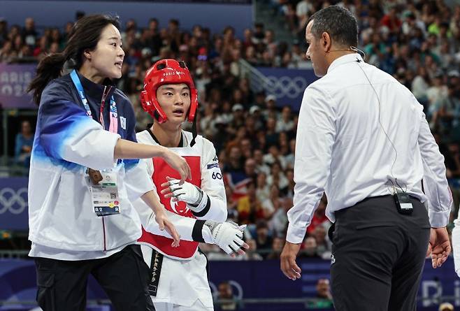 (파리(프랑스)=뉴스1) 이동해 기자 = 대한민국 태권도 국가대표팀 서건우 선수와 오혜리 코치가 9일 오후(한국시간) 프랑스 파리 그랑 팔레에서 진행된 2024 파리올림픽 태권도 남자 80kg급 16강 칠레의 호아킨 추르칠 선수와의 경기에서 심판진의 비디오 리플레이 결과에 대해 어필하고 있다. 2024.8.9/뉴스1 /사진=뉴스1화상