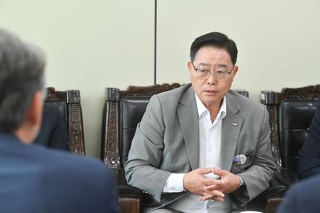 강수현 양주시장이 9일 오후 ㈜진명여객을 방문해 서울 704번 시내버스 노선단축에 따른 대체노선의 준비 및 운행에 대해 논의하고 있다. /양주시 제공