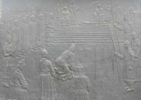 조선은 청태종의 요구로 대청황제공덕비(1639)를 송파 삼전도에 세운다. 석촌호 주변에 있던 이른바 ‘삼전도비’는 고증을 통해 2010년 3월 옮겨진다. 1983년 비석 옆엔 인조의 삼배구고두례를 묘사한 부조 동판이 설치되었으나 오류가 있고 문화재적 가치가 없다는 이유로 2010년 이전 때 철거된다. 한겨레 자료사진