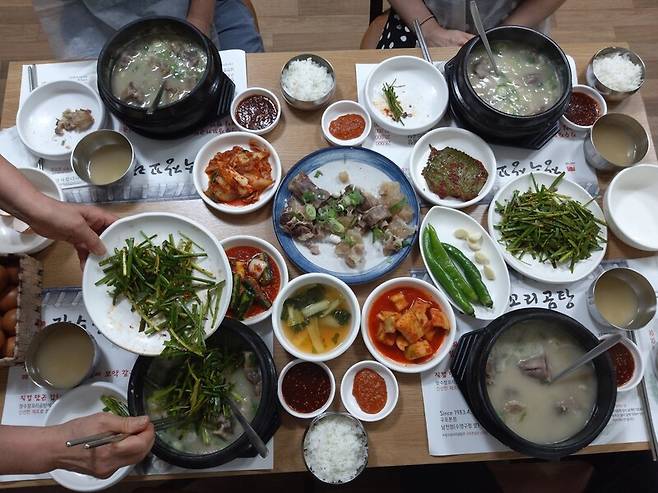 김행연 장수장 꼬리곰탕(부산 북구 구포동) 사장이 꼬리곰탕 뚝배기에 날계란을 넣은 뒤 부추를 넣고 있다. 김광수 기자
