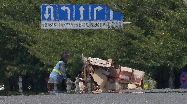 전국 대부분 지역에 폭염특보가 이어진 9일 대구 수성구 상동 무학로에서 한 시민이 폐지를 쌓은 리어카를 끌고 열기로 가득한 도로를 건너고 있다. 연합뉴스