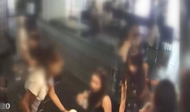 7일 서울의 한 카페에서 중화권 손님 중 한 명이 테이블에 음료를 쏟는 듯한 행동을 하고 있다. JTBC '사건반장'