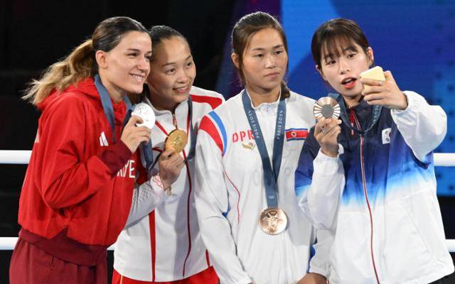 8일(현지시간) 프랑스 파리 롤랑가로스에서 열린 2024 파리 올림픽 여자 복싱 54㎏급 시상식에서 메달리스트들이 '셀피' 기념촬영을 하고 있다. 왼쪽부터 은메달의 하티세 아크바시(튀르키예), 금메달의 창위안(중국), 동메달의 방철미와 임애지. 파리=서재훈 기자