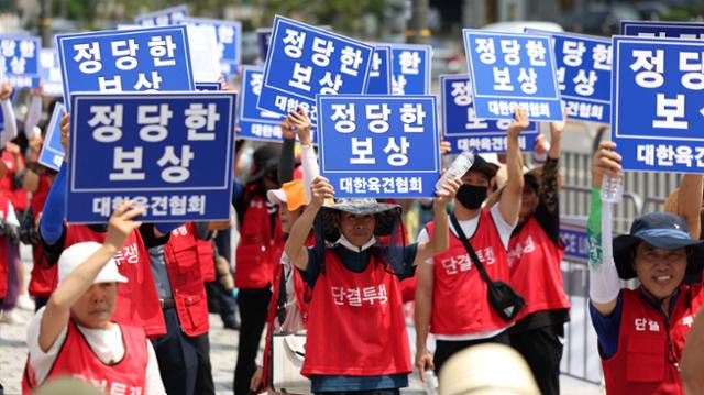 대한육견협회 관계자들이 1일 서울 용산구 대통령집무실 앞에서 집회를 열고 개식용 금지법 관련 정부 지원 대책 마련을 촉구하고 있다. 뉴시스