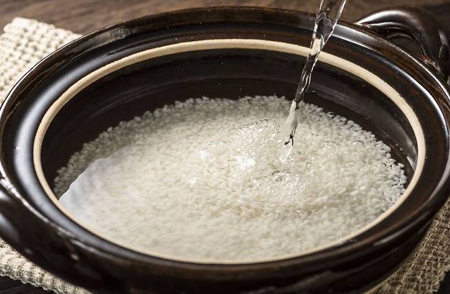 쌀뜨물에는 비타민, 단백질, 아미노산 등이 풍부해 모발과 피부에 좋다./사진=클립아트코리아