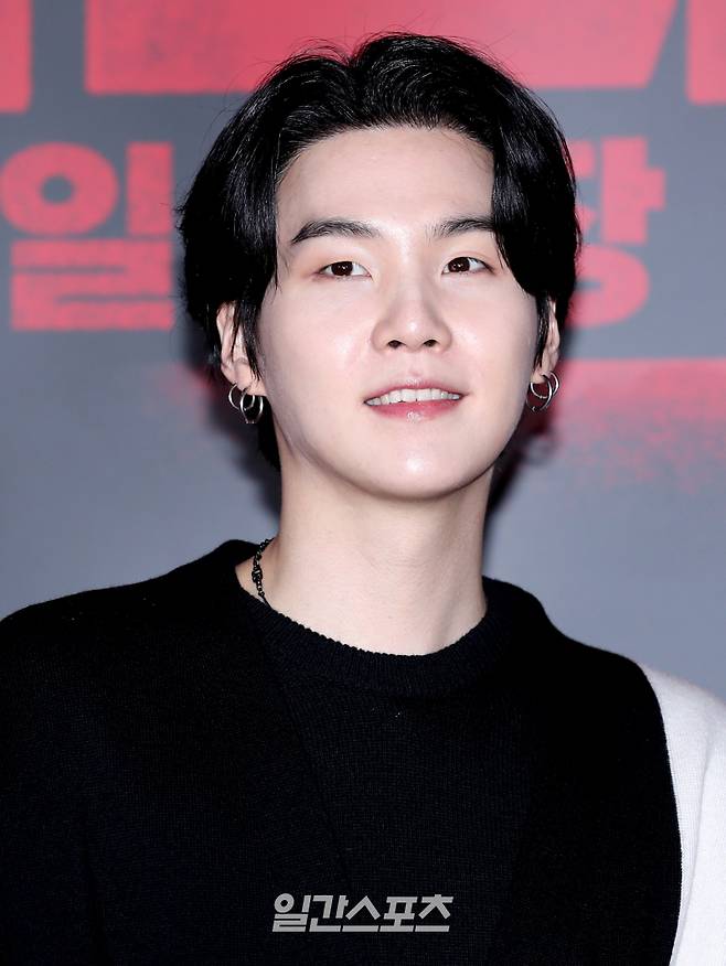 그룹 BTS 슈가가 27일 오후 서울 강남구 코엑스 메가박스에서 진행된 영화 '대외비' VIP시사회에 참석해 포토타임을 갖고 있다. 서병수 기자 qudtn@edaily.co.kr /2023.02.27.
