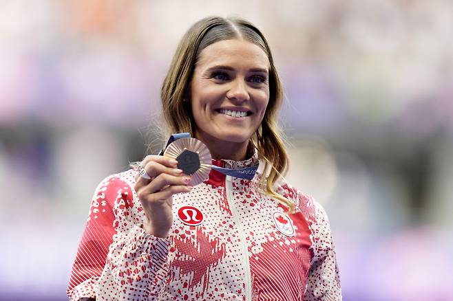 파리 올림픽 동메달을 들고 기뻐하는 알리샤 뉴먼. AP=연합뉴스