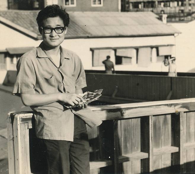 1971년 여름, 동아일보 본관 2층 바깥 베란다에서 찍은 모습. 본관 2층 공무국에서 월간 신동아 제작에 필요한 동판을 찾아 손에 들고 있는 모습. 이 사진을 찍기 몇 달 전인 3월25일, 동아일보 앞에서 언론화형식을 했던 서울대생 시위를 목격한 곳도 이 베란다에서였다. /정연주 제공