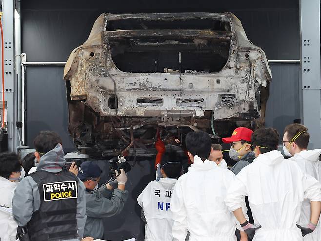 A second joint forensic investigation is being conducted by police and fire officials as well as officials from the National Forensic Service and Mercedes-Benz of an electric vehicle that caught fire in the underground parking lot at an apartment complex in Incheon on Aug. 1. (Yonhap)