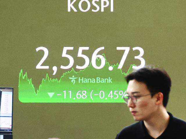 8일 서울 중구 하나은행 본점 딜링룸 화면에 이날 종가 기준 코스피가 표시돼있다. 코스피는 전날보다 11.68포인트(0.45%) 내린 2556.73으로 장을 마감했다. 연합뉴스
