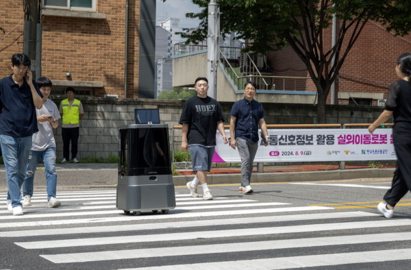 현대차·기아 로보틱스랩 자율주행 배송로봇이 시민과 함께 횡단보도를 횡단하는 모습 [사진제공=현대차그룹]