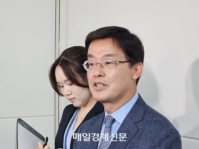 박철희 신임 주일 한국 대사가 9일 도쿄 하네다공항에서 입국 소감을 말하고 있다.  [도쿄 이승훈 특파원]