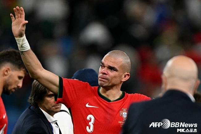 유로2024 탈락 후 눈물 보인 페페. 사진=ⓒAFPBBNews = News1