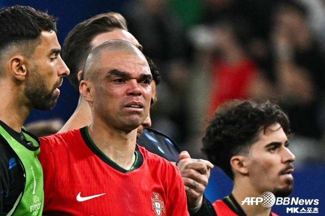 유로2024 탈락 후 눈물을 보인 페페. 사진=ⓒAFPBBNews = News1