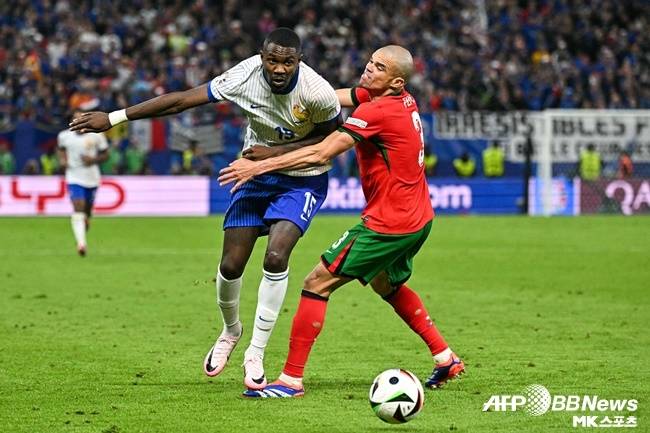 유로2024 8강전서 프랏으 마르쿠스 튀람을 수비하는 페페. 사진=ⓒAFPBBNews = News1