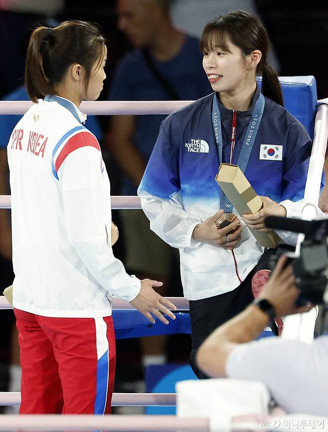 임애지가 8일(현지시간) 프랑스 파리 롤랑 가르스 스타디움에서 열린 2024 파리 올림픽 복싱 여자 54㎏급 시상식을 마친 뒤 북한 방철미와 대화하고 있다. /사진=뉴시스