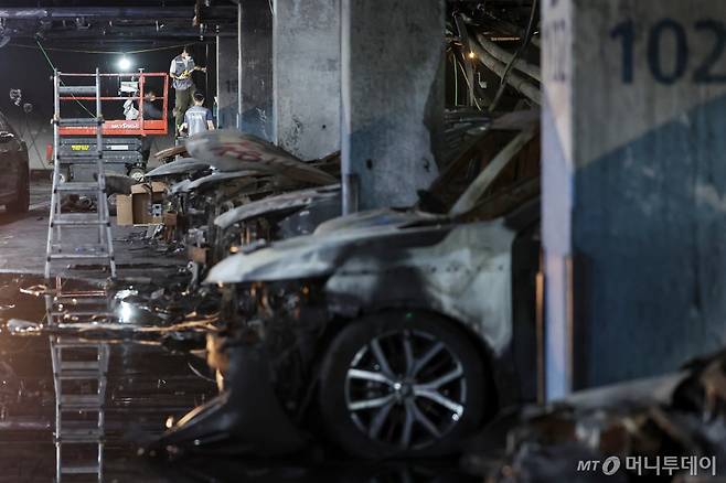 (인천=뉴스1) 민경석 기자 = 8일 인천 서구 청라동의 한 아파트 단지 지하주차장이 지난 1일 발생한 전기차 화재 사고로 인해 새까맣게 그을려 있다. 2024.8.8/뉴스1  Copyright (C) 뉴스1. All rights reserved. 무단 전재 및 재배포,  AI학습 이용 금지. /사진=(인천=뉴스1) 민경석 기자