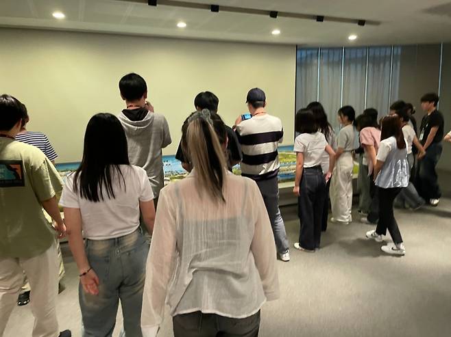 7~8일 이틀간 열린 '뉴스1 대학생 미래캠프' 참가 학생들이 기업 탐방 활동을 하고 있다./사진=백재원 기자