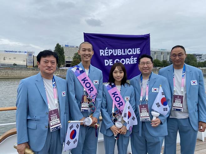 개회식에 디지털 플래그를 들고 입장한 한국 선수단 기수 우상혁, 김서영 선수 [대한체육회 제공]