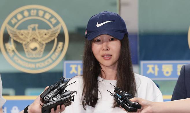 민희진 어도어 대표가 지난달 9일 오후 '업무상 배임' 혐의 관련 첫 소환 조사를 마친 뒤 서울 용산경찰서를 나서며 취재진 질문에 답하고 있다. [연합]