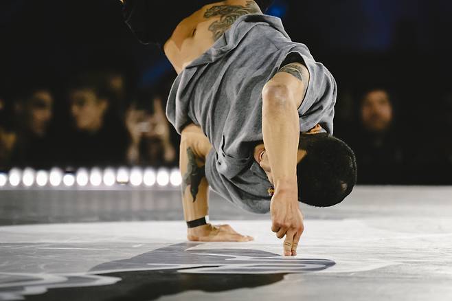 비보이 홍텐(김홍열)이 2023년 프랑스 파리에서 열린 Red Bull BC One 2023 월드 파이널 경기에서 자신의 시그니처 포즈인 ‘홍텐프리즈’를 선보이고 있다. ‘홍텐프리즈’는 손바닥 대신 두 손가락만으로 공중에 멈춰선 것이 특징이다.