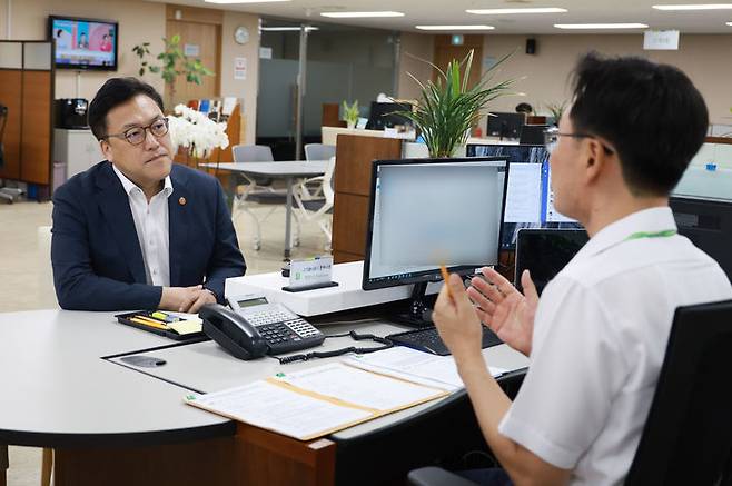 [서울=뉴시스] 이영환 기자 = 김병환 금융위원장이 위메프, 티몬 정산지연 피해업체에 대한 유동성지원 프로그램 접수 첫날인 9일 오전 서울 중구 신용보증기금 남대문 지점을 방문해 현장 점검을 하고 있다.  (사진=금융위원회 제공) 2024.08.09. photo@newsis.com *재판매 및 DB 금지