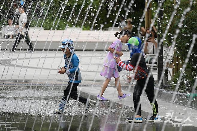바닥분수에서 어린이들이 더위를 식히고 있다. 박종민 기자