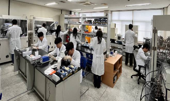 2차전지 제조 실험실습. 조선대 제공