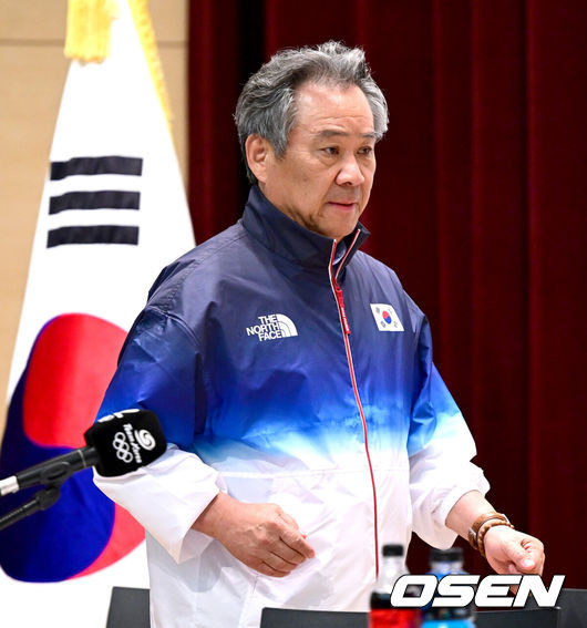 [OSEN=진천, 최규한 기자] 26일 충북 진천국가대표선수촌에서 ‘2024 파리하계올림픽대회 D-30 미디어데이’가 열렸다.’2024 파리올림픽’은 오는 7월 26일 시작해 8월 11일까지 진행된다.이기흥 대한체육회장이 입장하고 있다. 2024.06.26 / dreamer@osen.co.kr