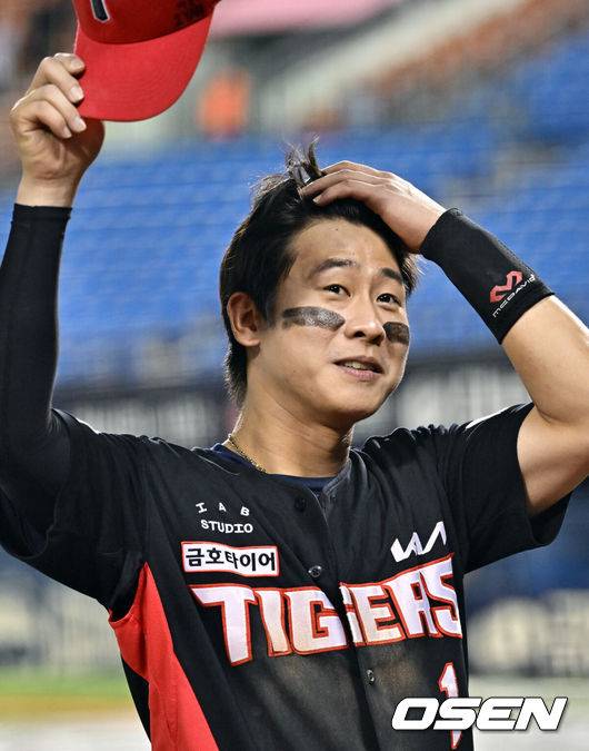 [OSEN=잠실, 조은정 기자]프로야구 KIA 타이거즈가&nbsp;LG 트윈스를 연장 접전 끝에 승리하며&nbsp;5연승을 이어갔다.&nbsp;&nbsp;KIA는 10일 서울 잠실구장에서&nbsp;2024 KBO리그 LG와 경기에서 연장 10회 5-2 역전승을 거뒀다. 9회 2사 후 최형우의 적시타와 김도영의 빠른 발로 극적인 동점을 만들었고, 짜릿한 연장전 승리를 거뒀다.&nbsp;KIA 박찬호가 팬들을 향해 인사를 하고 있다. 2024.07.10 /cej@osen.co.kr