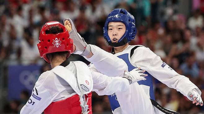 2024 파리올림픽 태권도 여자 57kg급 준결승에서 한국 김유진이 '세계랭킹 1위'인 중국의 뤄쭝스와 경기를 펼치고 있다.