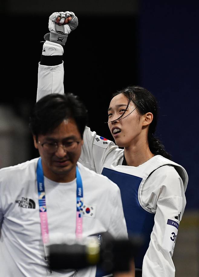 8일 오후(한국시간) 프랑스 파리 그랑 팔레에서 진행된 파리올림픽 태권도 여자 57kg급 4강 경기에서 김유진이 중국의 뤄쭝스에게 승리해 결승진출을 확정짓고 있다. 파리=올림픽사진공동취재단