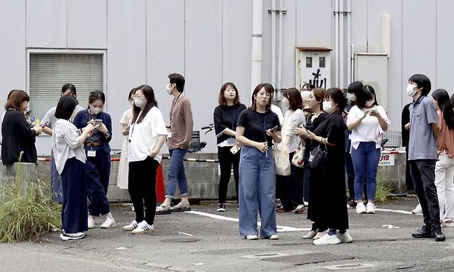 지난 8일 일본 서부의 미야자키현에서 사람들이 피난소에 모여 있는 모습. AP연합뉴스