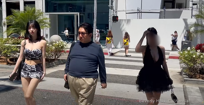 하이브 방시혁 의장이 LA에서 두 여성과 나란히 걷고 있는 사진. 유튜브 채널'I am Walking' 캡처