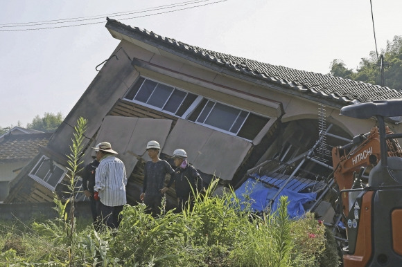 일본 지진으로 무너진 가정집 - 일본 규슈 미야자키현 앞바다에서 8일 규모 7.1 지진이 발생한 뒤 9일  가고시마현 오사키에 있는 한 가정집이 무너져 있다. 일본 기상청은 전날 발생한 지진 이후 ‘난카이 트로프’ 지진 임시 정보(거대 지진 주의)‘를 발표했다. 난카이 트로프 대지진은 일본 시즈오카현 앞바다에서 시코쿠 남부, 규슈 동부 해역까지 이어진 난카이 해곡에서 100∼150년 간격으로 발생한다는 지진으로 일본이 가장 우려하는 지진이다. 2024.08.09. 오사키=AP뉴시스