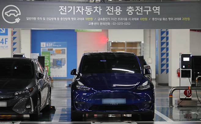 서울 한 대형 쇼핑몰 내 전기차 충전소의 모습 ⓒ연합뉴스