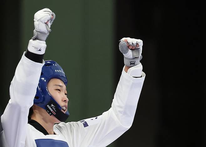 김유진, ‘세계랭킹 1위’ 꺾고 결승행    (파리=연합뉴스) 신준희 기자 = 8일(현지시간) 프랑스 파리 그랑팔레 태권도경기장에서 열린 2024 파리올림픽 태권도 여자 57kg급 준결승에서 중국의 뤄쭝스를 꺾고 결승에 오른 한국 김유진이 기뻐하고 있다. 2024.8.9    hama@yna.co.kr(끝)<저작권자(c) 연합뉴스, 무단 전재-재배포, AI 학습 및 활용 금지>