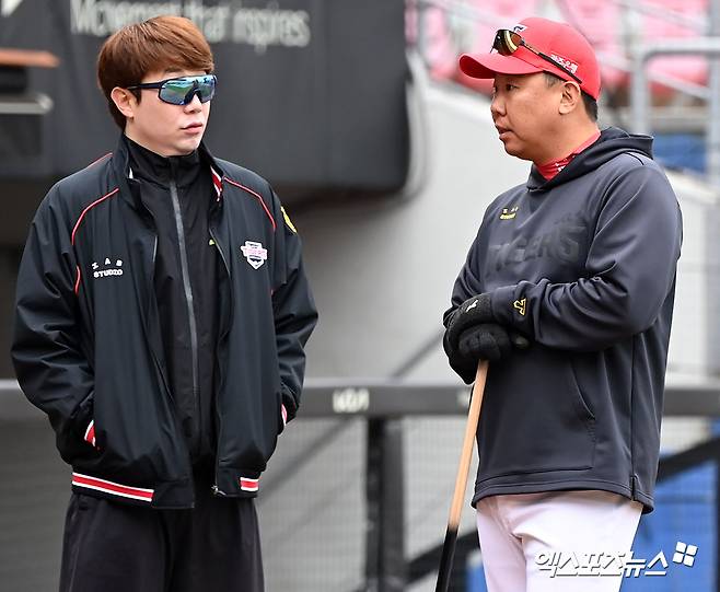 27일 오후 광주기아챔피언스필드에서 열리는 '2024 신한 SOL Bank KBO리그' 롯데 자이언츠와 KIA 타이거즈의 경기, KIA 이범호 감독이 양현종과 대화를 나누고 있다. 엑스포츠뉴스 DB