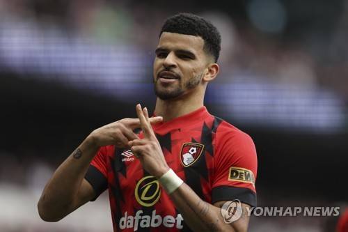 글로벌 매체 디 애슬레틱에 따르면 토트넘 홋스퍼는 본머스 공격수 도미닉 솔란케를 두고 본머스와 합의했다. 솔란케는 지난 시즌 프리미어리그에서 19골 3도움을 기록하며 리그 최고의 포워드 중 한 명으로 등극했다. BBC 소속 사이먼 스톤 기자에 의하면 토트넘이 본머스에 지불할 솔란케 이적료는 6000만 파운드(약 1044억원)가 될 전망이다. 연합뉴스