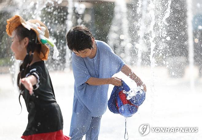 물놀이로 더위 식히는 어린이들 [연합뉴스 자료사진]