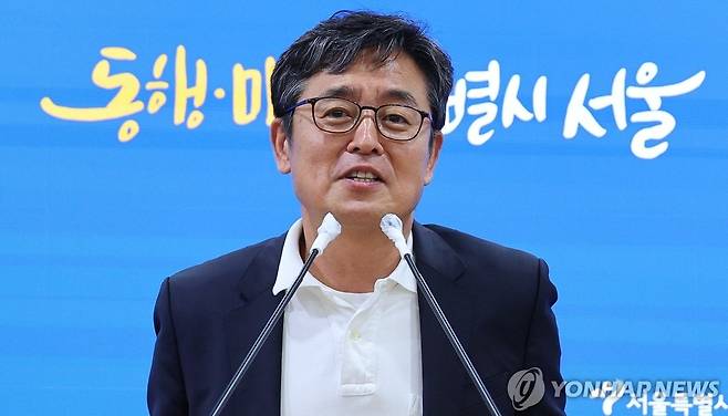 전기차 충전율 90% 넘으면 서울 아파트 지하주차장 출입 제한 (서울=연합뉴스) 한종찬 기자 = 여장권 서울시 기후환경본부장이 9일 서울 중구 서울시청에서 공동주택 전기차 화재 예방대책을 발표하고 있다. 2024.8.9 saba@yna.co.kr