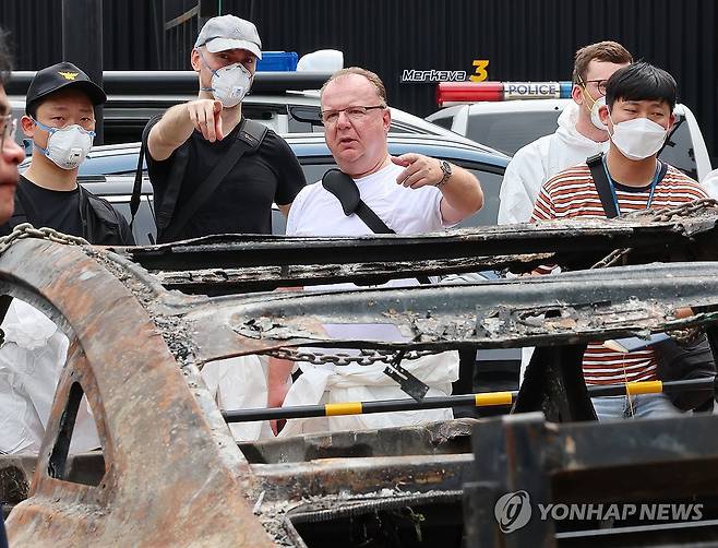 화재 전기차 합동 감식 준비 지켜보는 벤츠 관계자들 (인천=연합뉴스) 임순석 기자 = 8일 오전 인천 서구 한 공업사에서 경찰과 소방, 국립과학수사연구원, 벤츠 등 관계자들이 지난 1일 청라 아파트 지하 주차장에서 화재가 발생한 전기차에 대한 2차 합동 감식을 하고 있다. 2024.8.8 soonseok02@yna.co.kr