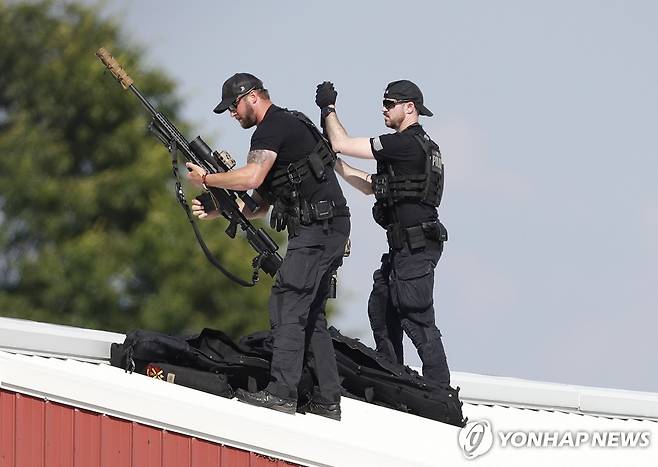 도널드 트럼프 전 대통령의 버틀러 유세를 앞두고 건물 지붕에 자리를 잡는 저격수들 [EPA 연합뉴스 자료사진. 재판매 및 DB 금지]