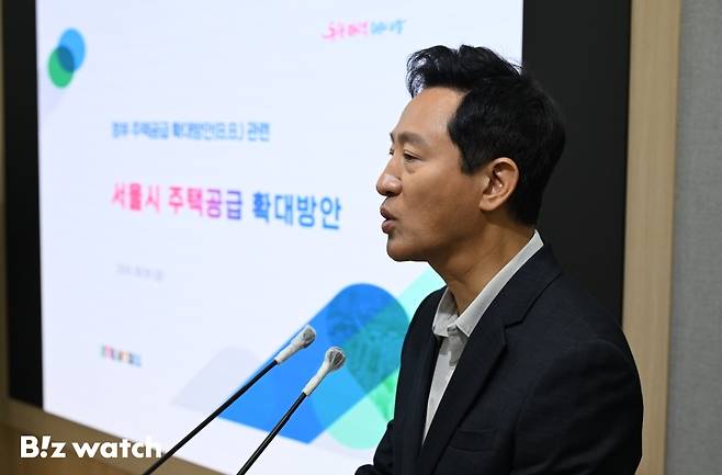 오세훈 서울시장이 9일 오전 서울 중구 서울시청에서 열린 정부 주택공급 확대 방안 관련 서울시 주택공급 확대방안 브리핑에 참석해 방안 발표를 하고 있다./사진=이명근 기자 qwe123@