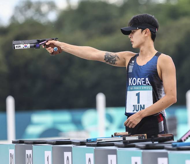 9일(현지시간) 프랑스 베르사유 궁전에서 열린 2024 파리올림픽 근대5종 남자 준결승에 출전한 한국의 전웅태가 레이저런 도중 사격을 하고 있다. 사진=연합뉴스