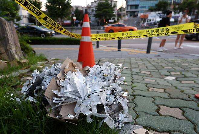 지난 달 24일 오후 서울 서대문구 연세대학교 신촌캠퍼스 인근에 북한의 대남 쓰레기 풍선으로 추정되는 물체의 내용물이 떨어져 있다.(사진=연합뉴스)